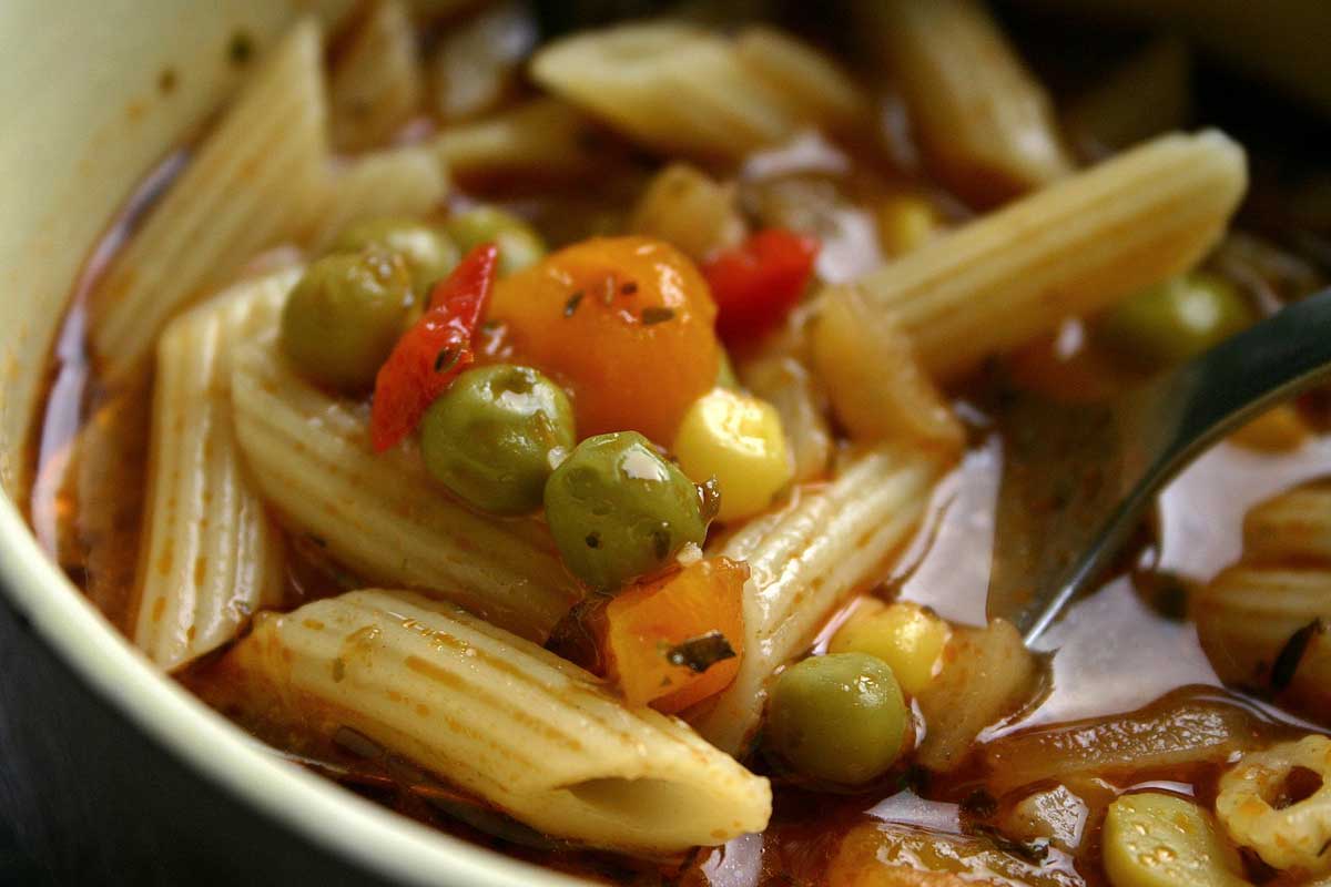 zupa minestrone, włoska zupa makaronowa z warzywami